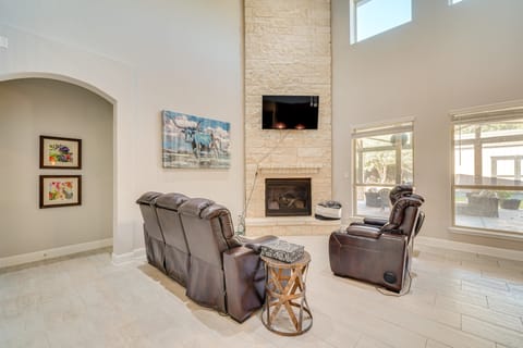 6 Mi to SeaWorld: Pet-Friendly Home w/ Pool Access House in San Antonio