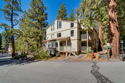 5 Mi to Northstar Skiing: 'Bear Den' Home w/ Decks Apartment in Tahoe Vista