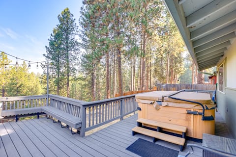 Ping-Pong & Private Hot Tub: Family Cabin in Bend! House in Deschutes River Woods