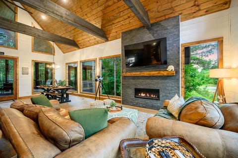 Broken Bow Home w/ Hot Tub, Game Room & EV Charger House in Oklahoma