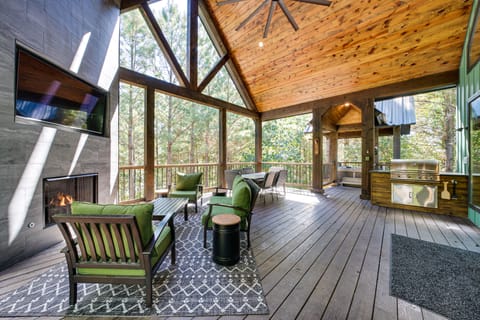 Broken Bow Home w/ Hot Tub, Game Room & EV Charger House in Oklahoma