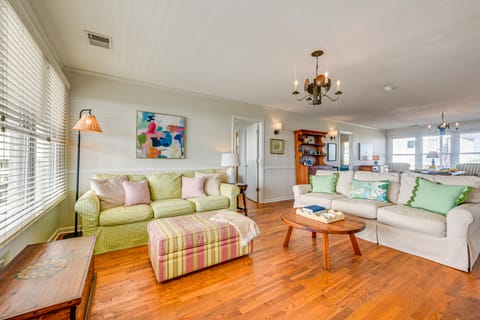 Home on Ocean Isle Beach w/ Catwalk & Deck House in Ocean Isle Beach