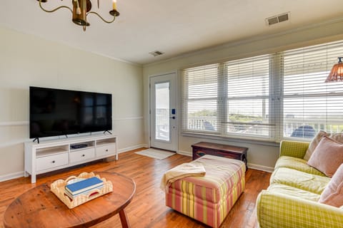 Home on Ocean Isle Beach w/ Catwalk & Deck House in Ocean Isle Beach