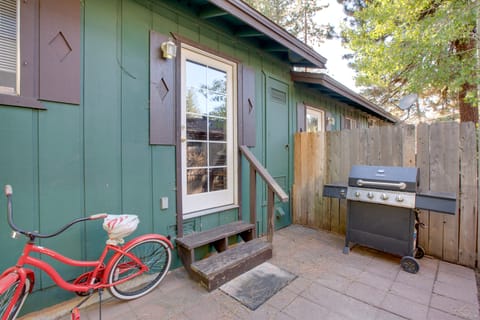 Walk to Ski Shuttle: Tahoe Cabin w/ Grill! House in South Lake Tahoe