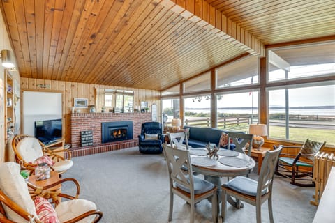 Bayfront Retreat w/ Private Beach in Birch Bay House in Birch Bay