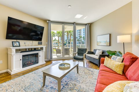 Walk to Beaches: Resort Condo in Destin! Apartment in Destin