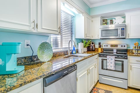 6 Mi to Barefoot Landing: North Myrtle Beach Abode Apartment in North Myrtle Beach