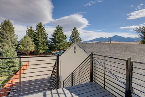 Mtn-View Gem w/ Grill: 2 Mi to Dtwn Livingston Apartment in Livingston