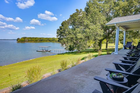 'Edgewater on Kentucky Lake' w/ Hot Tub & Games House in Lake Barkley