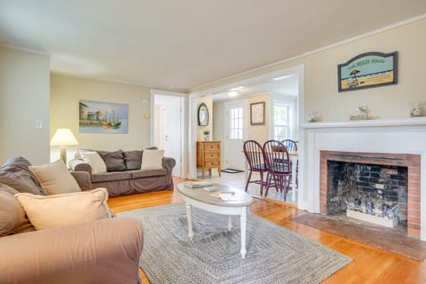 < 1 Mi to Beaches: Classic Cape Cod Cottage Cottage in Dennis Port