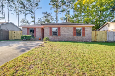 Patio for Al Fresco Dining: Home in Hinesville! House in Hinesville