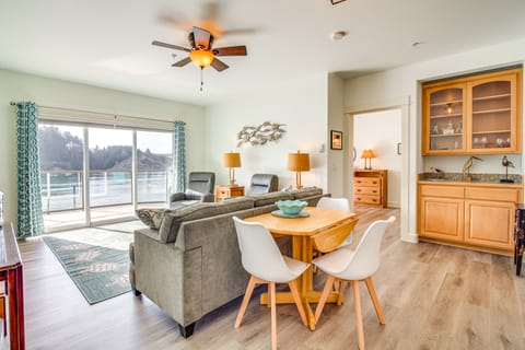 Riverfront Apt in Old Town Florence! Apartment in Oregon