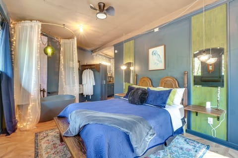 Grill & Rooftop Deck: Cozy Hideaway in Garfield Apartment in Beaver Lake