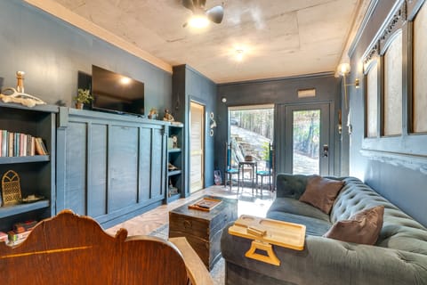 Grill & Rooftop Deck: Cozy Hideaway in Garfield Apartment in Beaver Lake