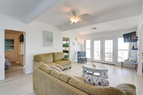 Oceanfront Home w/ Deck & Views in Galveston! House in Hitchcock
