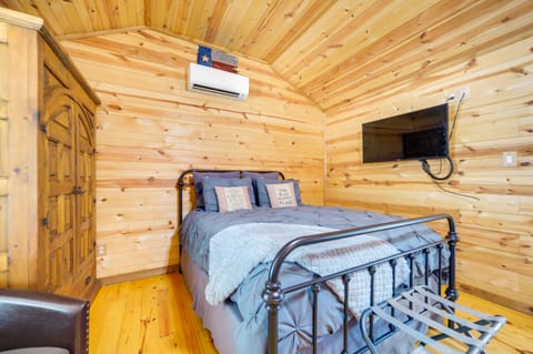 11 Mi to LBJ State Park - Couple’s Cabin Retreat! Apartment in Rio Grande