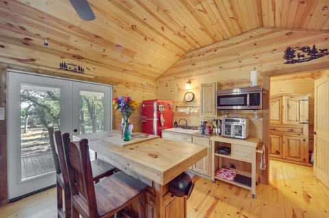 11 Mi to LBJ State Park - Couple’s Cabin Retreat! Apartment in Rio Grande