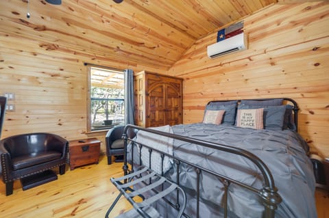 11 Mi to LBJ State Park - Couple’s Cabin Retreat! Apartment in Rio Grande