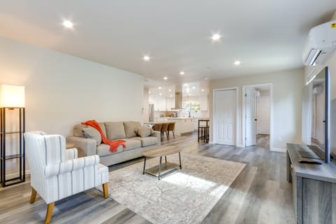 Steps to Town & River: Modern Monte Rio Retreat House in Monte Rio