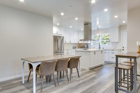 Steps to Town & River: Modern Monte Rio Retreat House in Monte Rio