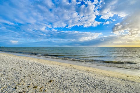 Beachfront Condo: Walk to Margaritaville Apartment in Estero Island