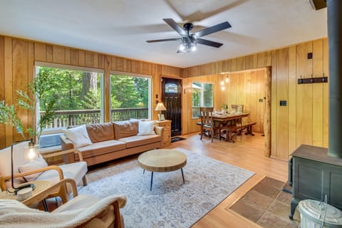 Walk to Beach: Arnold Cabin w/ Wood-Burning Stove! House in Dorrington