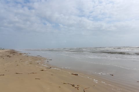 Walk to Beach: Coastal Gem in Bolivar Peninsula! House in Bolivar Peninsula