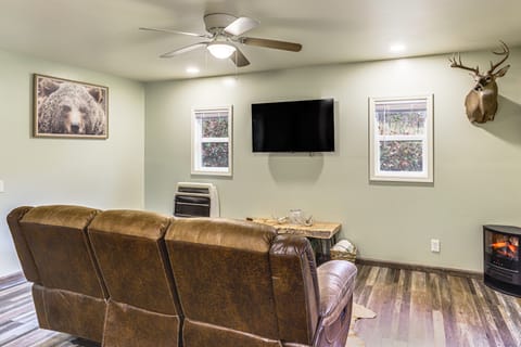 1 Mi to Hunting: Cozy & Secluded Stout Cabin House in Ohio