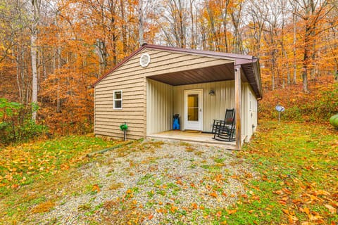 1 Mi to Hunting: Cozy & Secluded Stout Cabin House in Ohio