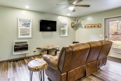 1 Mi to Hunting: Cozy & Secluded Stout Cabin House in Ohio