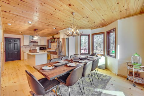 Ski, Hike & More: Spacious Log Cabin in Long Pond House in Pocono Pines