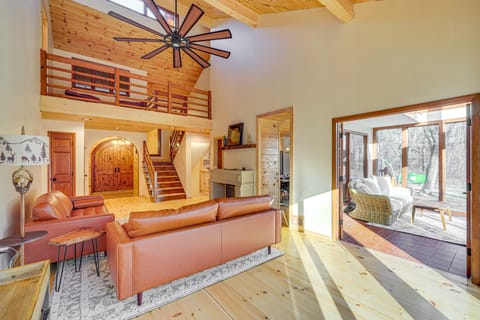 Ski, Hike & More: Spacious Log Cabin in Long Pond House in Pocono Pines