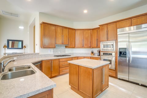 Saltwater Pool & Hot Tub at Mission Hills Home! House in Cathedral City