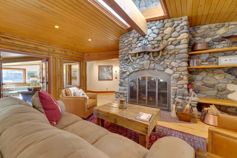 Sun Valley Log Home w/ Hot Tub & Mtn Views! House in Ketchum