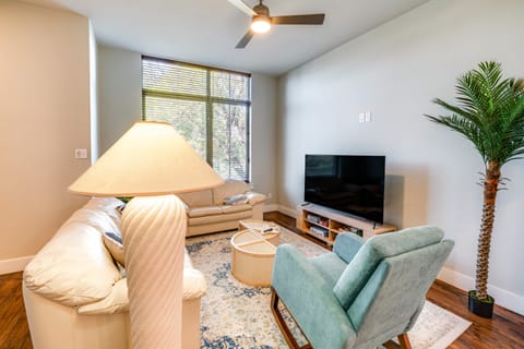 Beach Vibes, Walkable Location: Farmers Branch Gem Apartment in Farmers Branch