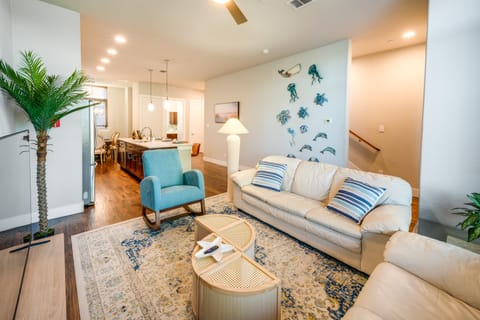 Beach Vibes, Walkable Location: Farmers Branch Gem Apartment in Farmers Branch