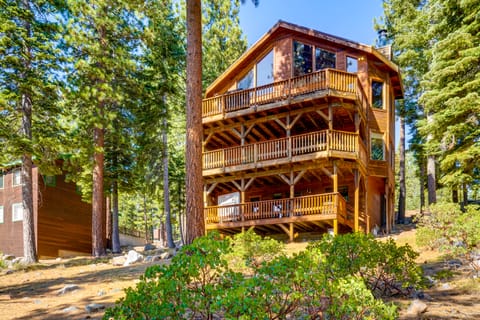 Spacious Cabin w/ 3 Decks: 4 Mi to Lake Tahoe! House in Tahoe Vista