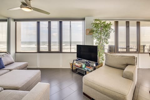 Community Pool & Ocean Views: Flagler Beach Condo! Apartment in Flagler Beach