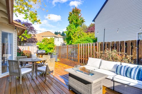 Deck & Gas Fire Pit: Gorgeous Home in Beaverton! House in Tigard