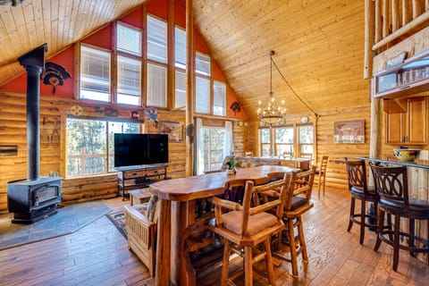 4 Mi to Fossil Beds: Private Log Cabin on 3 Acres House in Colorado