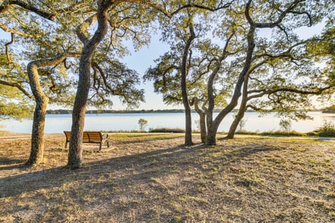 7 Mi to Pensacola Beach: Home w/ Pet-Friendly Yard Casa in Navy Point