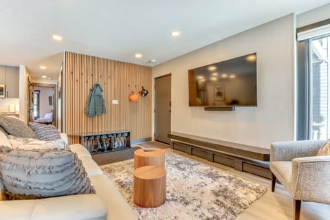 Between Beaver Creek & Vail: Modern Condo w/ View! Apartment in Eagle County