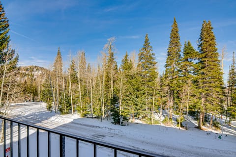 Romantic Ski Haven w/ Balcony: Brian Head Studio Apartment in Brian Head