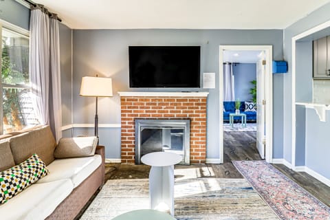 10 Mi to Washington, DC: Modern Riverdale Park Gem Casa in Riverdale Park