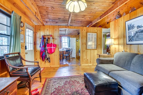 'Camp Crescendo' Rustic Waterboro Cabin By Lake House in Shapleigh