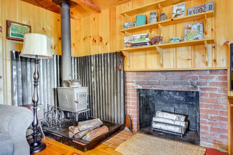 'Camp Crescendo' Rustic Waterboro Cabin By Lake House in Shapleigh