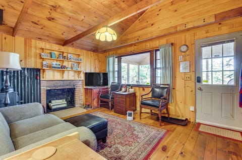 'Camp Crescendo' Rustic Waterboro Cabin By Lake House in Shapleigh