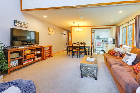 Walk to Mt Snow: Cozy West Dover Condo Apartment in Mount Snow