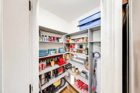 Water Views: Whidbey Island Hideaway w/ Deck House in Greenbank