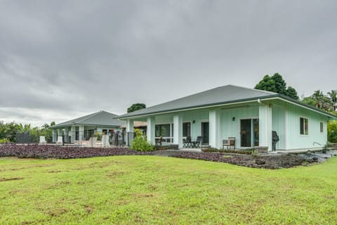 Oceanfront Home w/ Pool, Gazebo Access in Papaikou Maison in Papaikou